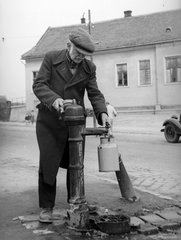 Magyarország, Rákospalota, Budapest XV., Körvasútsor a Kolozsvár utca felől nézve., 1949, Kovács Márton Ernő, kút, kanna, Budapest, idős ember, Fortepan #32855