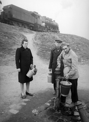 Magyarország, Rákospalota, Budapest XV., Körvasútsor a Kolozsvár utca felől nézve., 1949, Kovács Márton Ernő, gőzmozdony, MÁV, vasút, kút, kanna, vödör, MÁV 424 sorozat, Budapest, Fortepan #32856