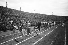 Magyarország, Budapest IV., Újpest, Megyeri út, UTE pálya. A 60 éves MTK ünneplése. A magyar zászlót id. Szívós István későbbi olimpai bajnok vizilabdázó viszi., 1949, Kovács Márton Ernő, sport, híres ember, stadion, Budapest, ünnepség, Fortepan #32861