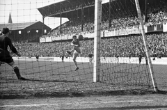 Magyarország, Budapest IX., Üllői út, FTC stadion, MTK - Slavia Praha (felemás mezben) 7:0, húsvéti torna mérkőzés 1949. április 18-án. Palotás lő gólt, a Slavia kapusa Kabicsek., 1949, Kovács Márton Ernő, sport, labdarúgás, Budapest, Fortepan #32879