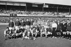 Magyarország, Budapest IX., Üllői út, FTC stadion, MTK - Sparta Praha mérkőzés. Közös csoportkép a mérkőzés előtt. Állnak balról-jobbra a beazonosítottak: Bosánszky Jenő (6.), Szilágyi I. Gyula kölcsönjátékos (7.), Börzsei János (8.), Hidegkuti Nándor (9.) guggolnak: Sándor Károly (1.), Bodola Gyula (2.), Mészáros Miklós (5.), Kovács I. Imre (6.), Hegedűs András (8.), Gellér Sándor (10.), Kovács II. József (11.)., 1949, Kovács Márton Ernő, sport, labdarúgás, Budapest, csoportkép, Fortepan #32883