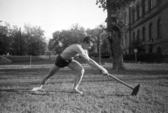 Magyarország, Budapest XII., Győri út 13., a Magyar Testnevelési Főiskola (később Testnevelési Egyetem) parkja., 1949, Kovács Márton Ernő, Budapest, férfi, kalapácsvetés, póz, félmeztelen, szerszám, Fortepan #32891