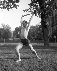 Hungary, Budapest XII., Győri út 13., a Magyar Testnevelési Főiskola (később Testnevelési Egyetem) parkja., 1949, Kovács Márton Ernő, Budapest, man, sportsperson, strong, posture, half-naked, tool, Fortepan #32892