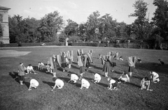 Magyarország, Budapest XII., Győri út 13., a Testnevelési Főiskola (később Testnevelési Egyetem) Alkotás utca felőli udvara., 1949, Kovács Márton Ernő, Budapest, fiatalság, sport, pázsit, udvar, zászló, Fortepan #32894