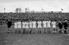 Magyarország, Budapest IV., Újpest, Megyeri út, UTE pálya, MTK - FTC (4:2) meccs. A Ferencváros csapata. Balról: Henni, Lakat, Kocsis, Budai II. Czibor, Horváth, Szabó, Deák, Csanádi, Kispéter, Rudas., 1949, Kovács Márton Ernő, sport, labdarúgás, politikai dekoráció, Budapest, Fortepan #32900