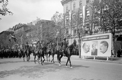 Magyarország, Budapest VI., Andrássy út a Csengery utcai kereszteződésnél, az Oktogon felé nézve., 1949, Kovács Márton Ernő, személyi kultusz, Lenin-ábrázolás, politikai dekoráció, felvonulás, május 1, lovas, lovasrendőr, Rákosi Mátyás-ábrázolás, Sztálin ábrázolás, Budapest, Fortepan #32906