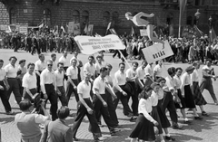 Magyarország, Budapest VI., május 1-i felvonulók az Andrássy úton, a Kodály köröndnél (Köröndnél). A 2. sorban balról az első Tumpek György Európa-bajnok úszó, a 3. sorban balról az első Bozsi Mihály olimpiai bajnok vizilabdázó, a harmadik Goór István vizilabdázó, a negyedik rövid ujjú ingben Laky Károly vizilabdázó, később vízilabda kapitány., 1949, Kovács Márton Ernő, sport, politikai dekoráció, felvonulás, május 1, Budapest, Fortepan #32907