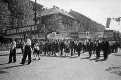 Magyarország, Budapest VI., Andrássy út a Csengery utcai kereszteződésnél, az Oktogon felé nézve., 1949, Kovács Márton Ernő, zászló, politikai dekoráció, felvonulás, május 1, transzparens, Budapest, Lapkiadó Vállalat, Fortepan #32916