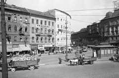 Magyarország, Budapest V.,Budapest VI.,Budapest XIII., Nyugati (Marx) tér a Bajcsy-Zsilinszky út és a Szent István körút találkozásánál., 1949, Kovács Márton Ernő, lovaskocsi, villamos, hirdetőoszlop, nyilvános WC, kocsis, automobil, Budapest, napellenző, utcakép, Fortepan #32926