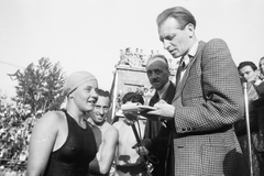 Magyarország, Margitsziget, Budapest, Hajós Alfréd Nemzeti Sportuszoda, Temes Judit későbbi olimpiai bajnok úszónő nyilatkozik Molnár Károly riporternek., 1949, Kovács Márton Ernő, interjú, úszóverseny, úszósapka, zakó, híres ember, sportoló, Fortepan #32946