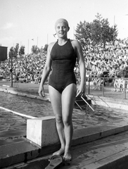 Magyarország, Margitsziget, Budapest, Hajós Alfréd Nemzeti Sportuszoda, Temes Judit későbbi olimpiai bajnok úszónő., 1949, Kovács Márton Ernő, úszóverseny, úszósapka, híres ember, sportoló, közönség, Fortepan #32947