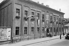 Magyarország, Budapest VIII., Kun utca 4. Kun utcai Kórház rendelőintézete Május 1-i dekorációval., 1949, Kovács Márton Ernő, plakát, Lenin-ábrázolás, Rákosi Mátyás-ábrázolás, Sztálin ábrázolás, Budapest, Fortepan #32955