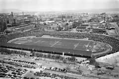 Magyarország, Budapest IV., Újpest, Megyeri út, UTE pálya, a 60 éves MTK jubileumi ünnepsége, MTK-FTC (4:2) és Újpest-Szeged (5:1) bajnoki mérkőzés., 1949, Kovács Márton Ernő, Budapest, közönség, felülnézet, futballpálya, Fortepan #32957