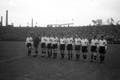 Magyarország, Budapest IV., Újpest, Megyeri út, UTE pálya, Magyarország - Ausztria (6:1) válogatott labdarúgó-mérkőzés. Az osztrák csapat: Joksch, Zeman, Ocwirk, E. Melchior, L. Gernhardt, Kovanz, Kominek, Körner I., Hanappi, Gernhardt, Habitzl., 1949, Kovács Márton Ernő, futballcsapat, Budapest, Fortepan #32962