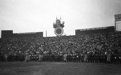 Magyarország, Budapest IV., Újpest, Megyeri út, UTE pálya, Magyarország - Ausztria (6:1) válogatott labdarúgó-mérkőzés. Gyászszünet a Torino labdarúgó csapatának repülőgép-szerencsétlenségben elhunyt áldozatai tiszteletére., 1949, Kovács Márton Ernő, megemlékezés, Budapest, közönség, labdarúgás, tiszteletadás, Rákosi Mátyás-ábrázolás, Fortepan #32968