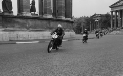 Magyarország, Budapest XIV., Hősök tere, a Vasas SC nemzetközi gyorsasági motorversenye. 1-essel Puhony Nándor., 1949, Kovács Márton Ernő, motorkerékpár, motorsport, bukósisak, motoros szemüveg, motorverseny, Budapest, híres ember, Fortepan #33008