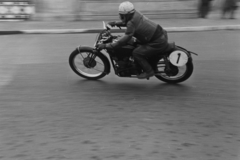 Magyarország, Budapest XIV., Hősök tere, a Vasas SC nemzetközi gyorsasági motorversenye. Puhony Nándor., 1949, Kovács Márton Ernő, motorkerékpár, motorsport, motorverseny, Budapest, híres ember, Fortepan #33009