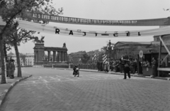 Magyarország, Budapest XIV., Kós Károly sétány (Külső Andrássy út), a Vasas SC nemzetközi gyorsasági motorversenyének befutója. Szabó Andor (Puch) motorversenyző., 1949, Kovács Márton Ernő, zászló, Puch-márka, motorkerékpár, motorsport, motorverseny, Budapest, híres ember, Fortepan #33011