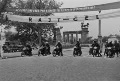 Magyarország, Városliget, Budapest XIV., Kós Károly sétány (Külső Andrássy út), a Vasas SC nemzetközi gyorsasági motorversenyének rajtja., 1949, Kovács Márton Ernő, motorkerékpár, motorsport, motorverseny, Budapest, Fortepan #33012