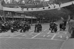 Magyarország, Városliget, Budapest XIV., Kós Károly sétány (Külső Andrássy út), a Vasas SC nemzetközi gyorsasági motorversenyének rajtja., 1949, Kovács Márton Ernő, motorkerékpár, motorsport, motorverseny, Budapest, Fortepan #33013