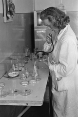 Magyarország, Budapest IX., Hungária vegyiművek, DDT üzemi laboratórium., 1949, Kovács Márton Ernő, Budapest, munkaköpeny, hölgy, laboratórium, vizsgálat, asztal, Fortepan #33039