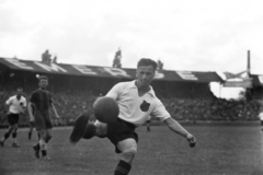 Magyarország, Budapest IX., Üllői út, FTC stadion, Kispest-Szeged (7:0) mérkőzés. A labdával Babolcsay (Kispest)., 1949, Kovács Márton Ernő, Magyar Ruggyantaárugyár, Budapest, híres ember, sportoló, labdarúgás, sport mez, gumiipar, Fortepan #33043