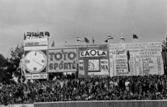 Magyarország, Budapest IX., Üllői út, FTC stadion, balra a Springer szobor., 1949, Kovács Márton Ernő, reklám, Budapest, közönség, labdarúgás, köztéri óra, Fortepan #33047