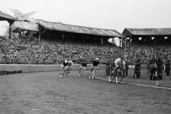 Magyarország, Budapest IX., Üllői út, FTC stadion, kerékpár verseny a salakpályán a labdarúgó-mérkőzés szünetében., 1949, Kovács Márton Ernő, sport, kerékpár, Budapest, közönség, kerékpárverseny, fegyver, katona, stadion, országúti kerékpár, Fortepan #33049