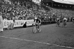 Magyarország, Budapest IX., Üllői út, FTC stadion, kerékpár verseny a salakpályán a labdarúgó-mérkőzés szünetében., 1949, Kovács Márton Ernő, sport, kerékpár, Budapest, közönség, kerékpárverseny, országúti kerékpár, Fortepan #33050