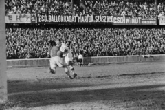 Magyarország, Budapest IX., Üllői út, FTC stadion, Ferencváros-Vasas (7:2) mérkőzés. Budai II gólt lő Turai mellett., 1949, Kovács Márton Ernő, Budapest, reklám, közönség, labdarúgás, Fortepan #33053