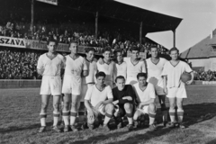 Magyarország, Budapest IX., Üllői út, FTC stadion, Ferencváros-Vasas (7:2) mérkőzés. A Ferencváros győztes csapata: Rudas, Kéri, Budai II, Czibor, Anda, Kocsis, Mészáros, Lakat, guggol Deák, Henni, Szabó I., 1949, Kovács Márton Ernő, Budapest, híres ember, labdarúgás, csoportkép, Fortepan #33055