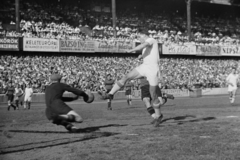 Magyarország, Budapest IX., Üllői út, FTC stadion, Ferencváros-Kispest (4:1) bajnoki mérkőzés. Deák közelről lő., 1949, Kovács Márton Ernő, Budapest, reklám, híres ember, közönség, labdarúgás, Fortepan #33056