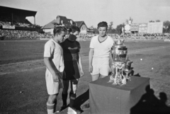 Magyarország, Budapest IX., Üllői út, FTC stadion, Ferencváros-Kispest (4:1) bajnoki mérkőzés. Budai II, Bozsik és Deák a kiállított Népszava-serleggel., 1949, Kovács Márton Ernő, labdarúgás, kupa, Budapest, Fortepan #33058