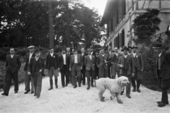 Magyarország, Budapest XII., Béla király út 30., Dolgozó Parasztok és Földmunkások Országos Szövetsége (DÉFOSZ) Szabadsághegyi iskola. Mintagazdák utazás előtti gyülekezése, akiket a Szovjetunió meghívott a világ leghaladottabb földművelésének tanulmányozására., 1949, Kovács Márton Ernő, kutya, Budapest, férfiak, tanulás, gazdaság, földművelés, Fortepan #33073