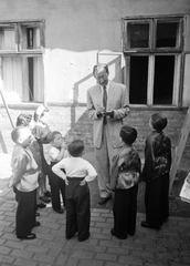 Magyarország, Városliget, Budapest XIV., Mutatványos tér 17. Gerencsér Ferenc háza. A Liliputi Színház tagjai., 1949, Kovács Márton Ernő, Budapest, törpenövés, Fortepan #33085