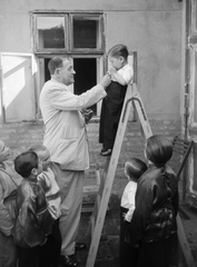 Hungary, Budapest XIV., Mutatványos tér 17. Gerencsér Ferenc háza. A Liliputi Színház tagjai., 1949, Kovács Márton Ernő, theater performance, Budapest, dwarfism, ladder, Fortepan #33093