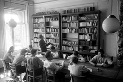 Hungary, Budapest XIV., Stefánia (Vorosilov) út, Petőfi-kollégium, történészhallgatók a könyvtárban., 1949, Kovács Márton Ernő, light, book, interior, table, chair, bookshelf, learning, Budapest, Fortepan #33097