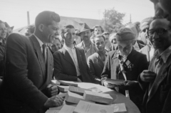 Hungary, Budapest XXI., Csepel, Szent Imre tér, Marosán György a Szikra kiadó pultjánál., 1949, Kovács Márton Ernő, Budapest, teenager, boy, curiosity, book, politician, smile, mass, Fortepan #33103