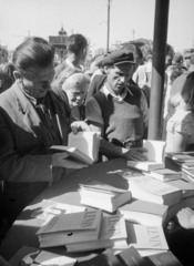 Hungary, Budapest XXI., Csepel, Szent Imre tér. Politikai kiadványok és irodalmi művek a Szikra Kiadó pultján., 1949, Kovács Márton Ernő, Budapest, reading, book, Fortepan #33106