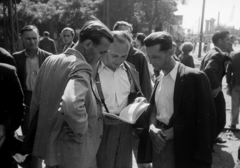 Hungary, Budapest XXI., Szent Imre tér, háttérben a WM Acél- és Fémművek Nemzeti Vállalat. Könyvet olvasó férfiak., 1949, Kovács Márton Ernő, Budapest, reading, curiosity, book, men, Fortepan #33107