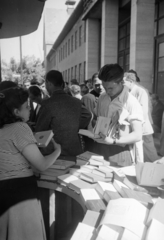 Hungary, Budapest XXI., Csepel, Szent Imre tér. Politikai kiadványok és irodalmi művek a Szikra Kiadó pultján., 1949, Kovács Márton Ernő, trading, sunshine, book, reading, Budapest, Fortepan #33108