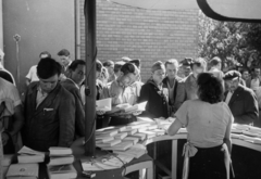 Hungary, Budapest XXI., Csepel, Szent Imre tér. Politikai kiadványok és irodalmi művek a Szikra Kiadó pultján., 1949, Kovács Márton Ernő, trading, sunshine, book, reading, Budapest, Fortepan #33109