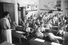 Hungary, Budapest XIV., Hermina út 23. Általános Iskola., 1949, Kovács Márton Ernő, school, classroom, education, political decoration, kids, teacher, Árpád Szakasits portrayal, Budapest, hands behind the back, hands up, iron stove, Fortepan #33110