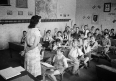 Hungary, Budapest XIV., Hermina út 23. Általános Iskola., 1949, Kovács Márton Ernő, school, classroom, education, teacher, barefoot, Budapest, hands behind the back, hands up, Lenin-portrayal, Fortepan #33113