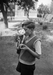 Hungary, Budapest XIV., Hermina úti Általános Iskola udvara., 1949, Kovács Márton Ernő, Budapest, mug, teenager, boy, Fortepan #33115