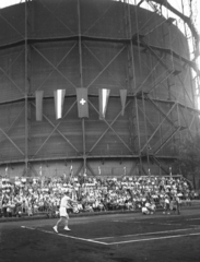 Magyarország, Budapest X., Salgótarjáni (Tomcsányi) út, Gázművek teniszpálya, Magyarország - Svájc (5:0) Davis kupa mérkőzés., 1949, Kovács Márton Ernő, sport, tenisz, gáztároló, Budapest, Fortepan #33129