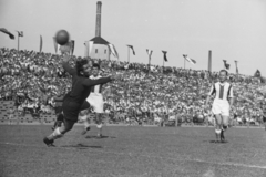 Magyarország, Budapest IV., Újpest, Megyeri út, UTE stadion, Újpest-Kispest (6:1) Népszava-serleg mérkőzés, a kapus Károlyi József, jobbra Balogh II Sándor., 1949, Kovács Márton Ernő, labdarúgás, kapus, Budapest, híres ember, Fortepan #33142