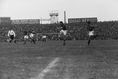 Magyarország, Budapest IV., Újpest, Megyeri út, UTE pálya, Magyarország - Olaszország (1:1) válogatott labdarúgó-mérkőzés. Szusza kapura lő., 1949, Kovács Márton Ernő, Budapest, köztéri óra, reklám, labdarúgás, Fortepan #33173