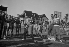 Magyarország, Budapest IX., Üllői út, FTC stadion, háttérben a klubház. A súlylökő Németh Imre olimpiai bajnok kalapácsvető, körülötte ferencvárosi futballisták, azonosítva a balról a negyedik Mészáros József (árnyékban), középen, a súlylökőtől félig takarva Horváth Ödön, a kép jobb szélén Kárpáti Rudolf olimpiai bajnok kardvívó. MHK próba élsportolóknak., 1949, Kovács Márton Ernő, MHK Mozgalom, Budapest, híres ember, sport, súlylökés, kalapácsvetés, Fortepan #33200