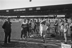 Magyarország, Budapest IX., Üllői út, FTC stadion. MHK próba élsportolóknak. A súlylökő körül ferencvárosi futballisták, tőle balra Horváth Ödön, mellette, erősen takarva Kispéter Mihály., 1949, Kovács Márton Ernő, MHK Mozgalom, Budapest, férfiak, súlylökés, Fortepan #33203